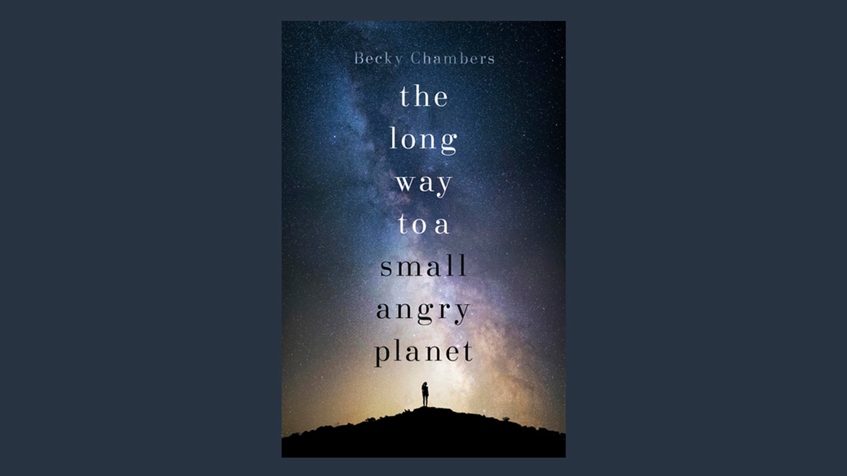 Bokomslag med titeln The Long Way To A Small Angry Planet. En kvinna i siluett står på en kulle och blickar upp mot en oändlig rymd.