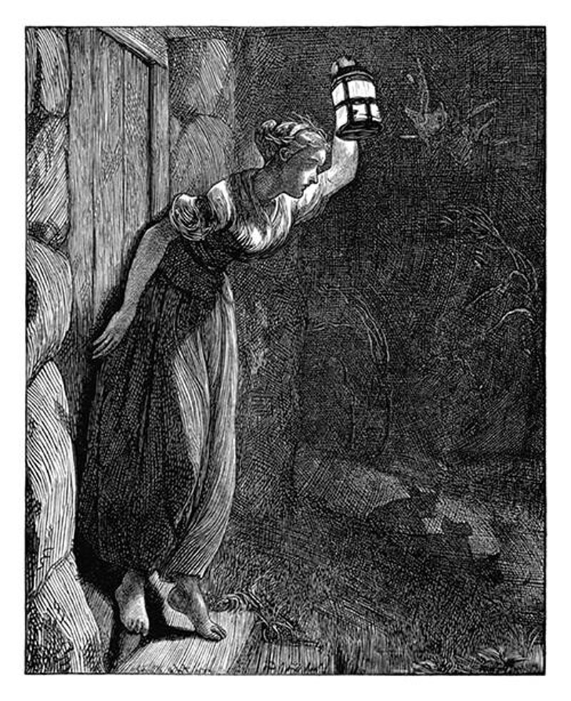 En kvinna håller i en lykta och tittar ut i mörkret.
