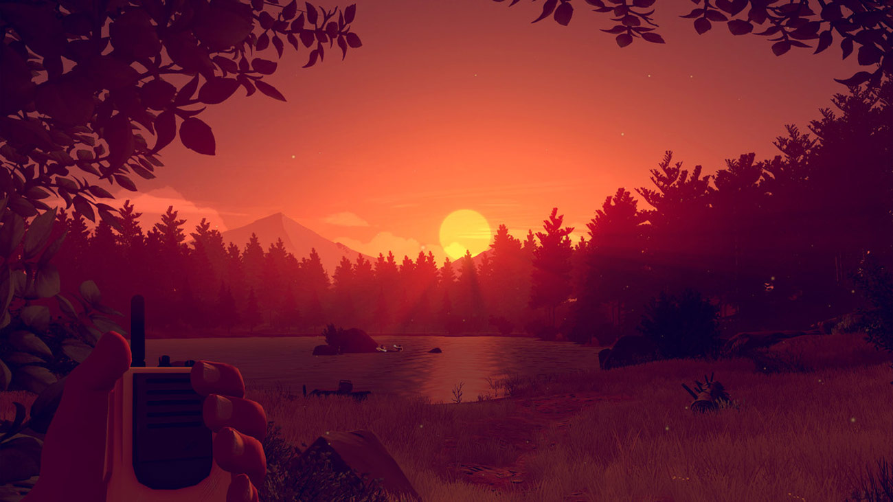 En skärmdump från spelet Firewatch. Karaktären Henry håller i en walkie talkie och tittar på solnedgången över skogen.